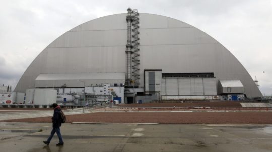 Sarkofág, ktorý zakrýva vybuchnutý reaktor jadrovej elektrárne v Černobyle.