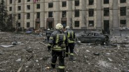 Ukrajinskí hasiči zasahujú pred zničenou budovou radnice po ostreľovaní v Charkove