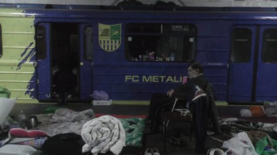 Na snímke muž ukrývajúci sa v metre v ukrajinskom meste Charkov.