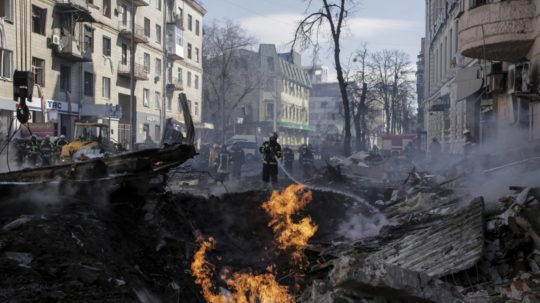 Hasiči hasia apartmánový dom po ruskom raketovom útoku v Charkove, druhom najväčšom ukrajinskom meste.ČTK