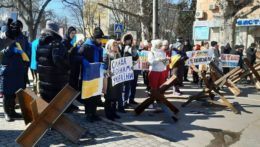 Obyvatelia Chersonu protestujú proti ruským okupantom.