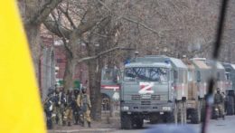 Ruskí vojaci v uliciach ukrajinského mesta Cherson.
