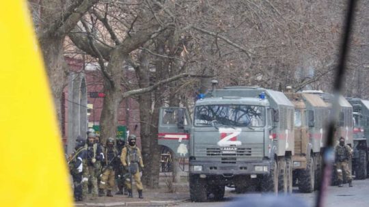 Ruskí vojaci v uliciach ukrajinského mesta Cherson.