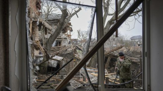 Andrej Gončaruk, člen ukrajinskej domobrany si utiera tvár vo dvore zničeného domu po ruskom leteckom útoku v Gorenke.