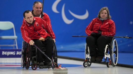 Slovenský reprezentant v curlingu na vozíku Radoslav Ďuriš počas tréningu na zimných paralympijských hrách v Pekingu