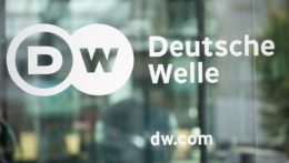 Na snímke logo nemeckej stanice Deutsche Welle.