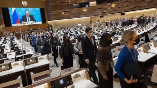 Diplomati opúšťajú sálu počas prednahratého prejavu ruského ministra zahraničných vecí Sergeja Lavrova na protest proti ruskej invázii na Ukrajine na Konferencii o odzbrojovaní, ktorú organizuje Rada OSN pre ľudské práva v Ženeve.