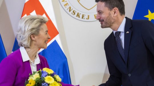 slovenský premiér Eduard Heger (vpravo) a predsedníčka Európskej komisie Ursula von der Leyenová.