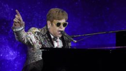 britský spevák Elton John.