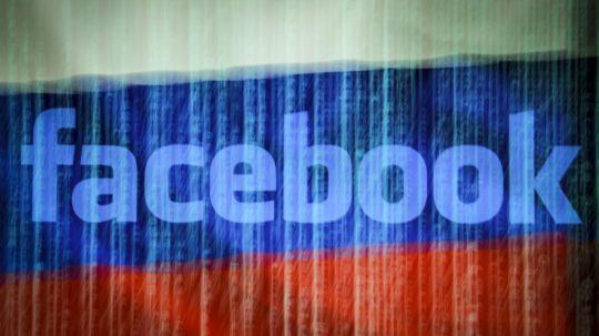 logo facebooku na pozadí ruskej vlajky