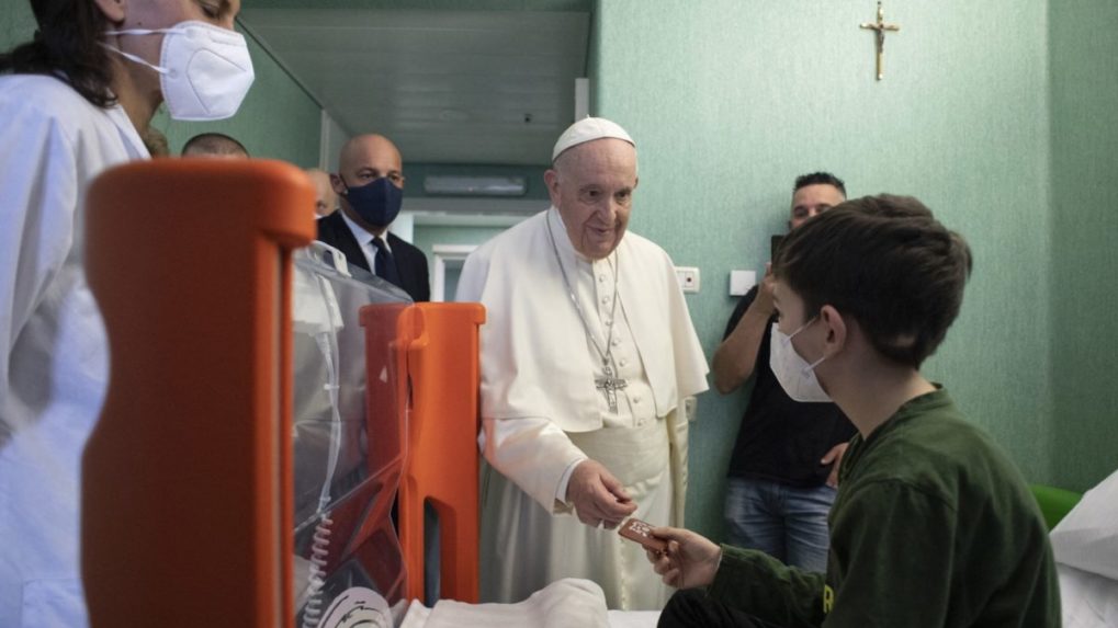 Pápež František navštívil ukrajinské deti, o ktoré sa starajú v talianskej nemocnici v Ríme.
