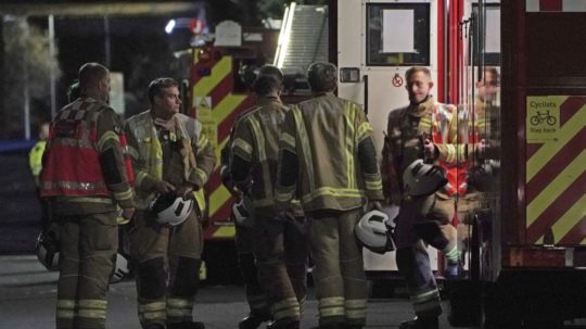 Hasiči zasahujú počas požiaru domu v Londýne.