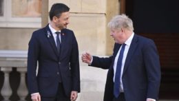 Britský premiér Boris Johnson (vpravo) víta slovenského premiéra Eduarda Hegera.