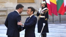 Slovenského premiéra Eduarda Hegera (OĽANO) víta francúzsky prezident Emmanuel Macron na samite EÚ vo Versailles.