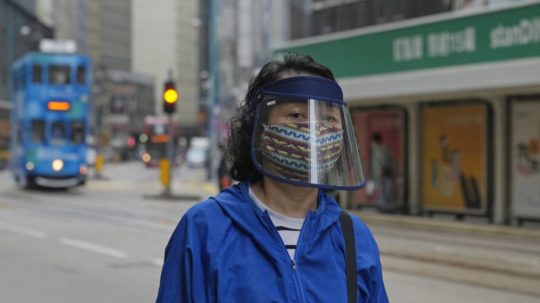 Žena má na tvári ochrannú masku proti ochoreniu COVID-19.