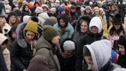 Utečenci utekajúci pred vojenským konfliktom na Ukrajine prichádzajú na moldavsko -ukrajinský hraničný priechod Palanca na hraniciach s Moldavskom.