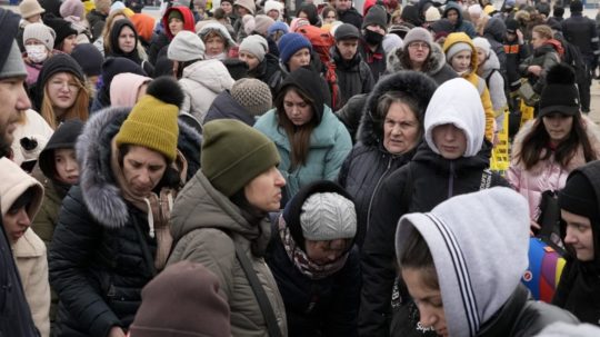 Utečenci utekajúci pred vojenským konfliktom na Ukrajine prichádzajú na moldavsko -ukrajinský hraničný priechod Palanca na hraniciach s Moldavskom.