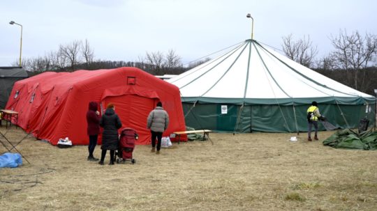 záchytný stanový tábor na slovenskej strane na hraničnom priechode vo Vyšnom Nemeckom