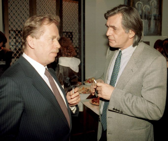 Prezident Václav Havel a herec Jiří Bartoška v divadle Ta Fantastika v roku 1993.