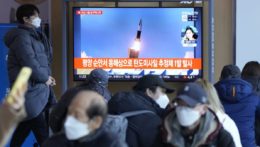 Ľudia pozerajú v televízii odpálenie rakety KĽDR.