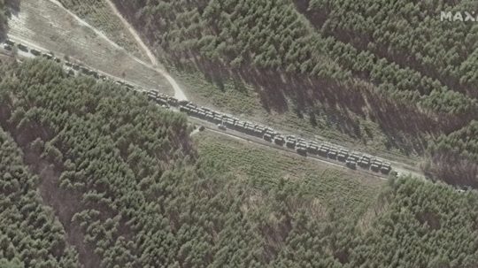 Satelitná snímka ukazuje konvoj ruských vojenských vozidiel smerujúcich na Kyjev.