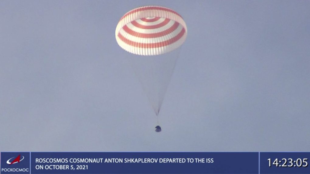 Dvaja ruskí kozmonauti sa spolu s Američanom vrátili z ISS