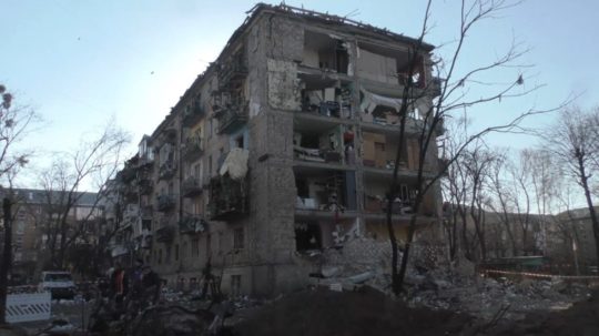 Zničená budova v Kyjeve.