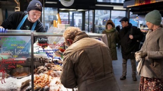 Na snímke ľudia nakupujú na rybom trhu v Kodani.