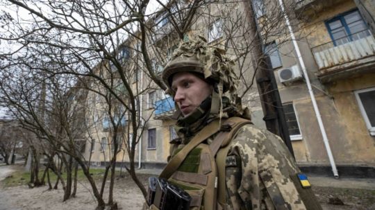 Vojak v meste Ščasťa v ukrajinskej Luhanskej oblasti.