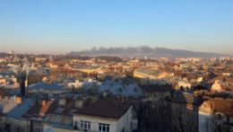 Na snímke oblak dymu, stúpajúci údajne z letiska neďaleko ukrajinského mesta Ľvov.