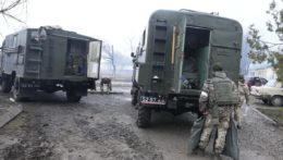 Ukrajinskí vojaci nakladajú techniku, ktorá prežila útok ruskej armády na ukrajinský vojenský objekt na predmestí Mariupolu.
