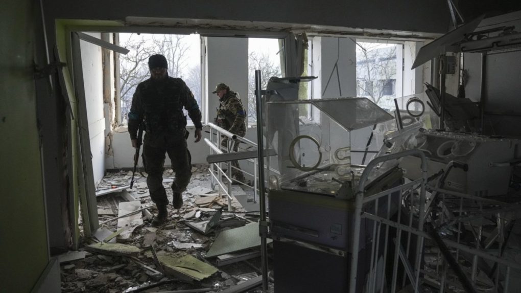 Mariupol je zničený, vymazaný, hovorí miestny predstaviteľ. Rusi prenikli hlbšie do mesta