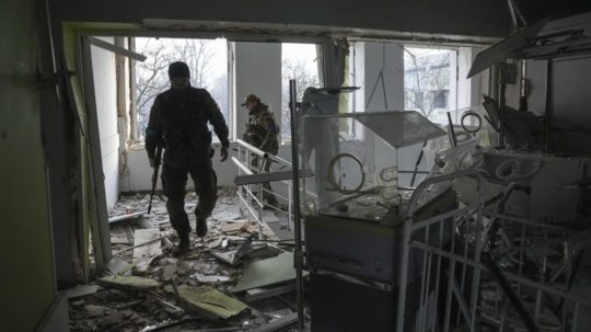 Pohľad na interiér zbombardovanej nemocnice v Mariupole.