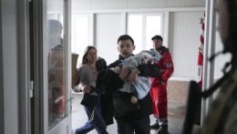 Muž beží po nemocnici so svojím mŕtvym synom v náručí v Mariupole.