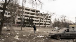 Zničená budova univerzity v ukrajinskom Mariupole.