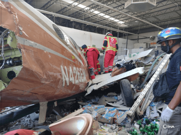 Na supermarket v Mexiku sa zrútilo lietadlo, traja ľudia neprežili