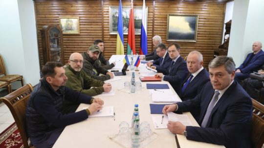 Členovia ukrajinskej a ruskej delegácie počas tretieho kola mierových rokovaní.
