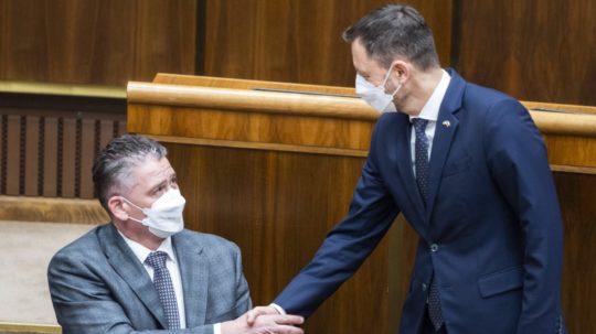 Minister vnútra Roman Mikulec (vľavo) a premiér Eduard Heger (obaja OĽANO) po mimoriadnej parlamentnej schôdzi.