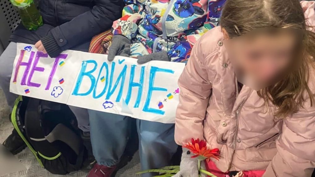 Polícia v Moskve zatkla malé deti za kladenie kvetov pred ukrajinskou ambasádou
