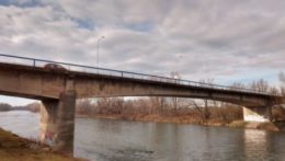 Na snímke most ponad rieku Váh, ktorý museli kvôli jeho kritickému stavu uzavrieť.
