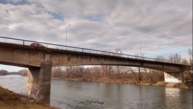 Pre kritický stav uzavreli most ponad Váh do Hlohovca