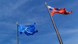vlajky NATO a SR