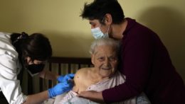 Žena dostáva očkovanie proti ochoreniu COVID-19 v Grécku.