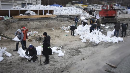 Dobrovoľníci napĺňajú vrecia pieskom a stavajú barikády v Odese.