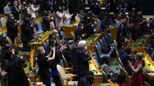 Členovia OSN postojačky tlieskajú po prijatí rezolúcie, ktorou odsúdili ruskú agresiu na Ukrajine.