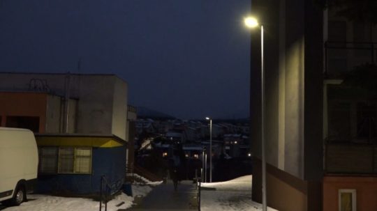 Na snímke nočné osvetlenie v obci.