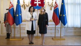 Na snímke vpravo prezidentka SR Zuzana Čaputová a vľavo verejná ochrankyňa práv Mária Patakyová po prevzatí ďakovnej medaily pri príležitosti ukončenia jej funkčného obdobia 21. marca 2022 v Bratislave.