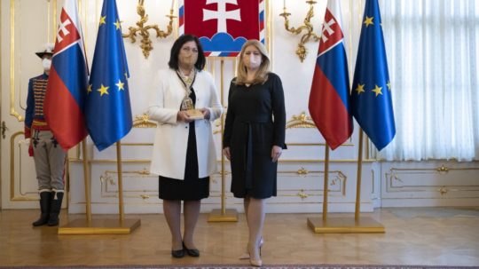 Na snímke vpravo prezidentka SR Zuzana Čaputová a vľavo verejná ochrankyňa práv Mária Patakyová po prevzatí ďakovnej medaily pri príležitosti ukončenia jej funkčného obdobia 21. marca 2022 v Bratislave.