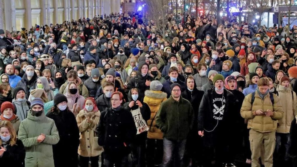 Rusi opäť vyšli do ulíc. Na protestoch proti Putinovej agresii zatkla polícia vyše 5 000 ľudí