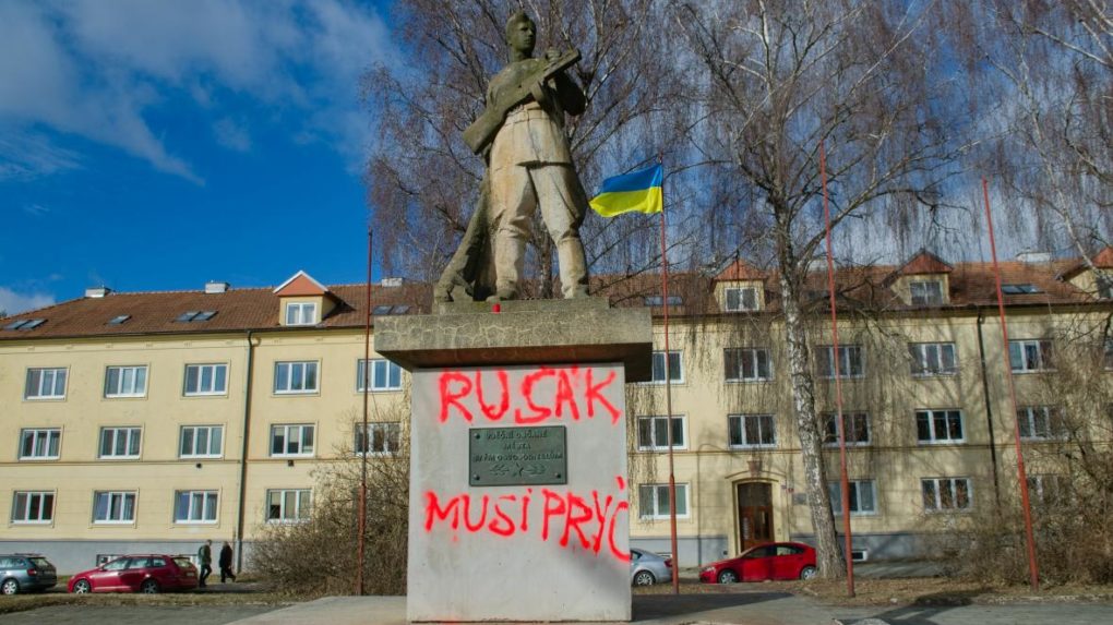 V reakcii na Putinovu agresiu ľudia v Česku poškodzujú pomníky Červenej armády